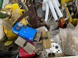 une boîte remplie d'objets hétéroclites posée sur le sol