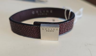 CELINE Bracelet Cuir. CELINE. Bracelet en cuir brun doublé d…