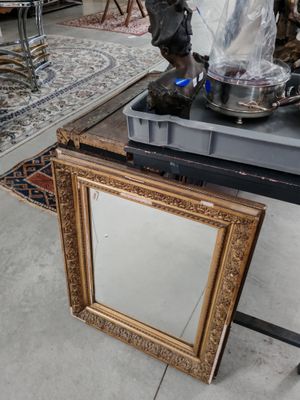 une table sur laquelle se trouve un miroir