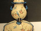 un vase bleu et blanc orné d'un motif d'oiseau