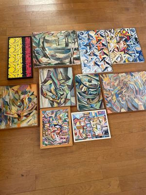 il y a beaucoup de tableaux posés par terre dans cette pièce
