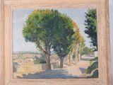 une peinture à l'huile représentant une route avec des arbres et des bâtiments en arrière-plan