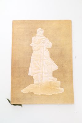 un vieux livre sur lequel figure le dessin d'un homme coiffé d'un chapeau