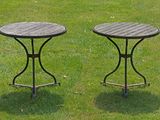 deux tables posées dans l'herbe