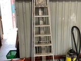 une échelle appuyée contre un mur dans un garage
