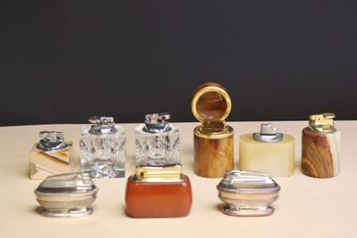de nombreux flacons de parfum de toutes sortes posés sur une table