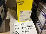 un panneau posé par terre devant un tas de cartons