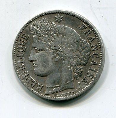 l'image d'une pièce de monnaie sur laquelle figure une tête de femme