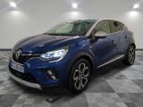une voiture bleue garée dans une pièce au sol en damier