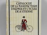 un livre sur lequel figure la photo d'une femme à vélo
