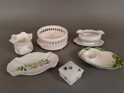 Lot en porcelaine et faience comprenant : un petit vase (Bon…