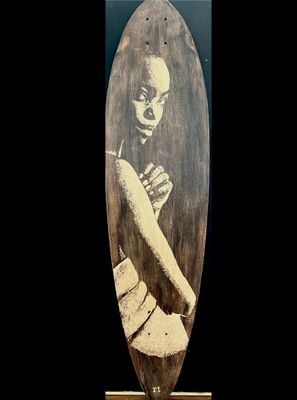 R1 "Eva" Gravure sur planche de skateboard teintée