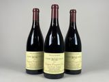 trois bouteilles de vin posées sur une table