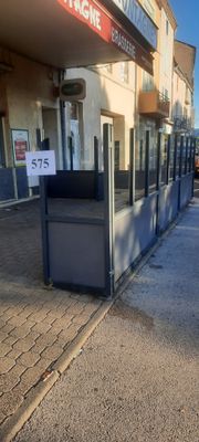 une borne d'incendie rouge installée au bord de la rue