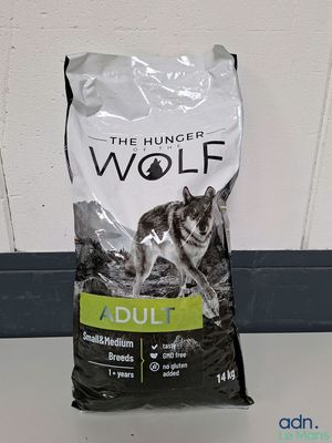des croquettes pour chiens adultes « The Hunger Wolf » dans un sac posé sur un comptoir