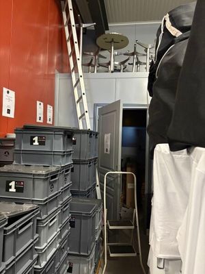 une pièce remplie de nombreuses boîtes et d'une échelle
