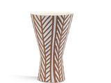 Le grand vase est orné d'un motif marron et blanc.