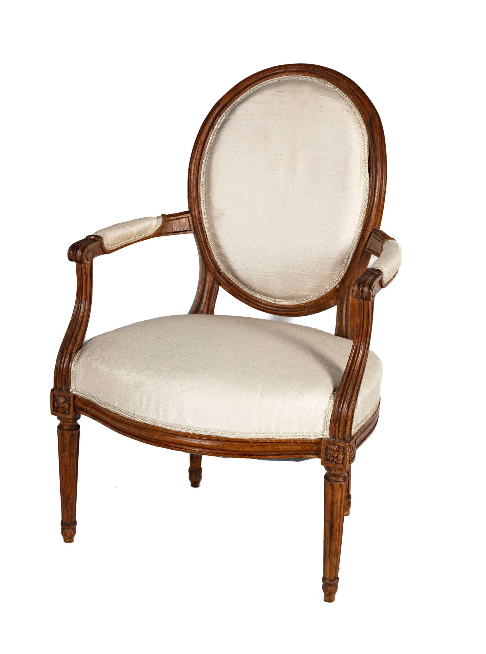 Fauteuil cabriolet en bois mouluré, le dossier en médaillon …