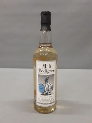 une bouteille de whisky « Malt Pedigere » posée sur une table