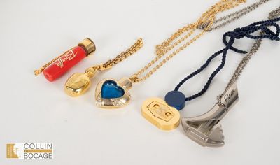trois colliers ornés de différents types de bijoux sur un fond blanc