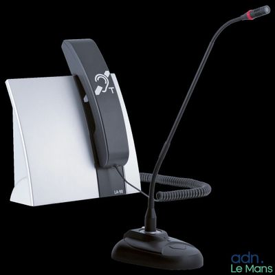 un téléphone noir et blanc et un micro sur pied