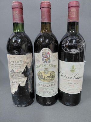 trois bouteilles de vin sont alignées sur une table