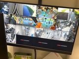 un écran d'ordinateur posé sur un bureau, devant un autre écran