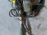 une photo montrant un enchevêtrement de fils et d'outils par terre