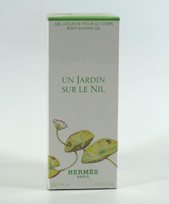 une photo d'un flacon de parfum posé sur une table blanche