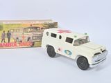 une ambulance miniature blanche avec une croix rouge à l'avant