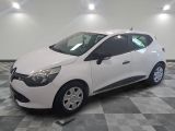 la photo d'une voiture blanche garée dans un garage