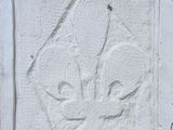 une photo d'un carrelage blanc orné d'un motif de fleur de lys