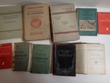 de nombreux livres posés sur une table