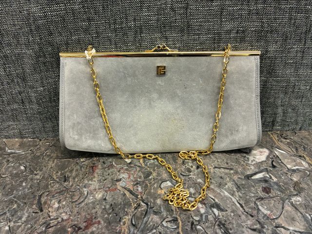 PIERRE BALMAIN- Pochette en daim gris, bride chaîne métal doré. 