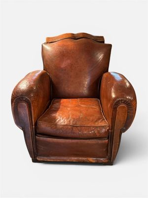 fauteuil en cuir marron sur fond blanc, avec un fond blanc