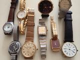 un grand nombre de montres posées sur une table