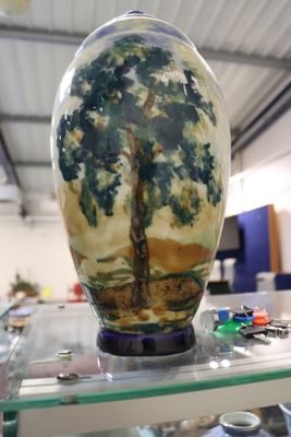 un vase posé sur une étagère dans une pièce