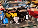 de nombreux types de voitures-jouets dans une vitrine