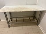 un plan de travail en marbre dans une salle de bains au sol carrelé