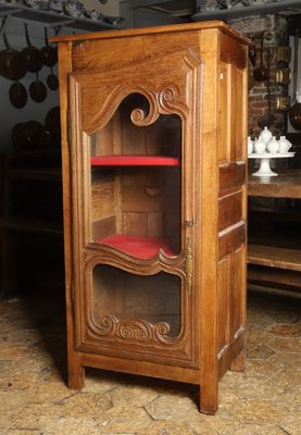 une armoire en bois avec une étagère rouge dans une pièce