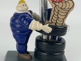 une figurine représentant un homme tenant un roitelet et un roitelet