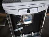 un lave-vaisselle posé à même le sol