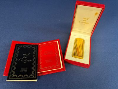 deux petits livres dans une boîte rouge à la couverture dorée