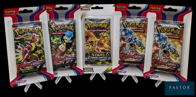 cinq paquets de cartes à collectionner Pokémon dans un présentoir