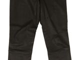 un pantalon noir sur fond blanc