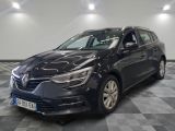 la voiture noire est garée sur le sol en damier d'un garage