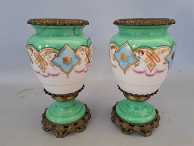 deux vases posés sur une table