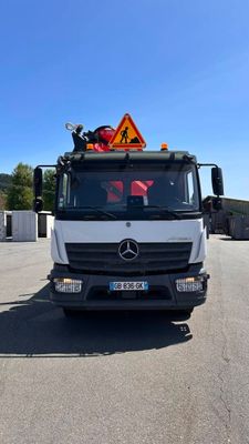 un camion garé sur le parking