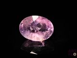une image représentant un diamant rose sur un fond noir