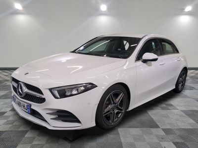 La Mercedes CLA est garée sur un sol carrelé à damier.